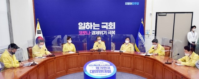 이해찬 더불어민주당 대표가 26일 서울 여의도 국회에서 열린 더불어민주당 최고위원회의에 참석해 현안관련 발언을 하고 있다.