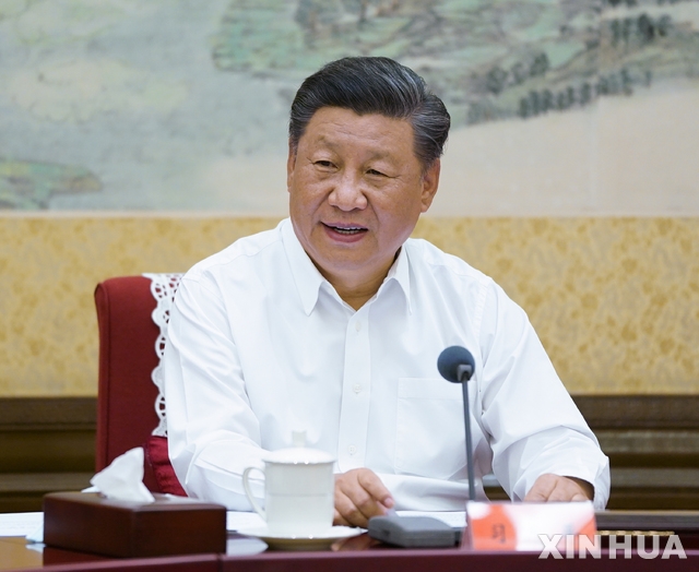 시진핑 중국 국가주석이 24일(현지시간) 중국 베이징에서 경제사회사업 심포지엄을 주재하고 있다.