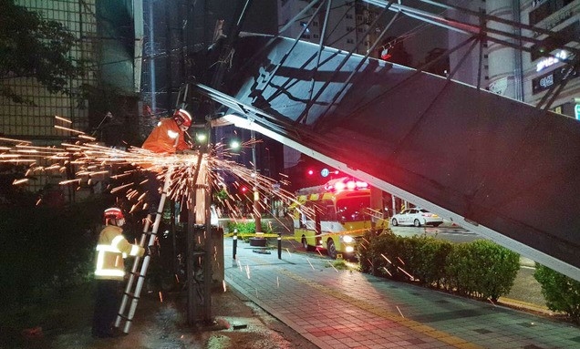 27일 제8호 태풍 '바비' 영향으로 인천 서구 가좌동 간판이 쓰러져 소방당국이 안전조처하고 있다. (인천소방본부제공)