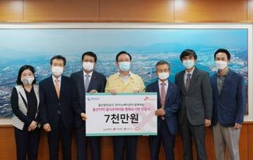 좌측부터 이미영 울산광역시 시의원, 김지호 울산항만공사 부사장, 박경환 SK이노베이션 울산Complex 총괄, 송철호 울산광역시 시장,한시준 울산사회복지공동모금회 회장, 김용식 행복도시락센터 울산점 상임이사, 조민영 행복얼라이언스 사무국 실장