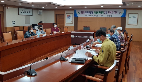 영암군에서는 1차 서류심사와 2차 인터뷰 심사를 통해서 4명의 전문가가 참여한 주민주도형 마을관광축제 선정위원회를 개최했다/사진=영암군