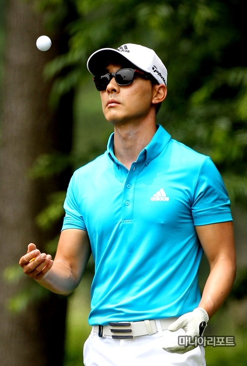 '미남 골퍼' 홍순상이 골프공을 손으로 들어 올리며 한가하게 시간을 보내고 있다.