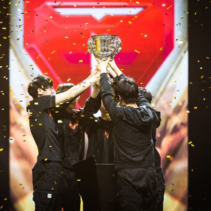 스프링에 패했던 JDG를 상대로 복수에 성공하며 서머 우승을 차지한 톱 e스포츠(사진=LoL e스포츠 발췌).