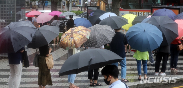 수도권, 인천 등 중부지방이 태풍 바비의 영향을 받고 있는 27일 서울 강남구 강남역 인근에서 시민들이 우산을 쓰고 출근하고 있다.
