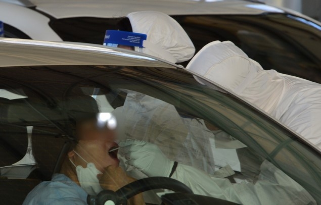 25일 오후 전남 순천시 연향동 팔마체육관 내에 설치된 '자동차 이동형 코로나19 선별진료소'에서 방역 관계자가 한 시민의 검체를 채취하고 있다. 순천에서는 최근 소규모 집단감염이 잇따르면서 지난 20일 이후 확진자가 29명 발생했다.