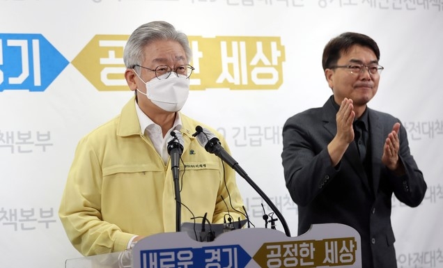 이재명 경기지사가 14일 오후 경기 수원시 경기도청 브리핑룸에서 도내 모든 종교시설에 대해 2주간 집합제한 행정명령을 내리는 내용에 대한 기자회견을 하고 있다. (사진=경기사진공동취재단)