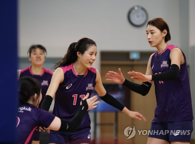 고국에 컴백한 김연경(맨 오른쪽)