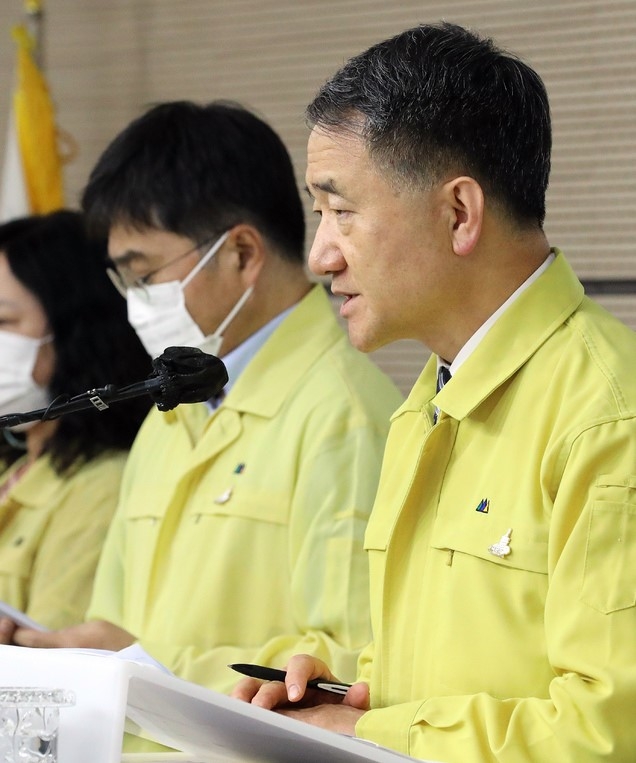 박능후 중앙재난안전대책본부 1차장(보건복지부 장관)이 28일 오후 정부세종청사에서 수도권 방역조치 강화 방안을 설명하고 있다. 수도권 소재 일반음식점과 휴게음식점, 제과점은 오후 9시부터 다음날 오전 5시까지 포장·배달만 허용된다. 또 마스크 착용, 출입자 명부 관리, 시설 내 테이블 간 2m(최소 1m) 유지 등의 핵심 방역수칙을 준수해야 한다.