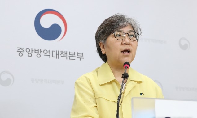 정은경 중앙방역대책본부장(질병관리본부장)이 21일 오후 충북 청주 질병관리본부에서 신종 코로나바이러스 감염증(코로나19) 국내 발생 현황을 발표하며 이번 주말엔 꼭 안전한 집에 머물러 줄것을 요청하고 있다.