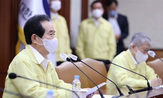 정세균 국무총리가 28일 서울 오전 종로구 정부서울청사 영상회의실에서 열린 코로나19 대응 중앙안전대책본부(중대본) 회의에 참석해 발언하고 있다.