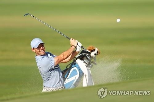 세계적인 골퍼 로리 맥킬로이가 PGA 투어에서 승부를 결정짓는 샌드 웨지샷을 하고 있다.