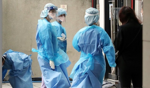 인천에서 교회발 신종 코로나바이러스 감염증(코로나19) 확진자가 늘어나는 가운데 27일 오전 인천시 서구 가톨릭관동대학교 국제성모병원 선별진료소에서 의료진이 분주하게 움직이고 있다.