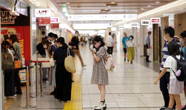 일본 도쿄의 한 상점 앞에 마스크를 착용한 시민들이 줄을 서있다.