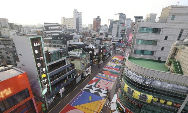 신종 코로나바이러스 감염증(코로나19) 확산으로 정부가 사회적 거리두기 2단계 조치를 일주일 연장, 음식점과 카페 등 밀집된 공간의 운영시간을 제한하는 방안을 발표한 28일 오후 서울 마포구 홍대거리가 한산한 모습을 보이고 있다.