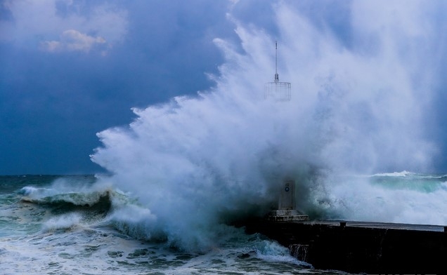 지난 25일 오후 제8호 태풍 바비의 영향으로 제주 서귀포시 남원읍 태흥2리 앞바다에 거친 파도가 일고 있다.