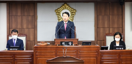 순천시의회 허유인 의장은 29일 9월 1일자로 예정된 순천시 시내버스 요금인상에 대해 “지금 당장 인상하는 데는 반대한다”는 입장을 밝혔다/사진=순천시의회