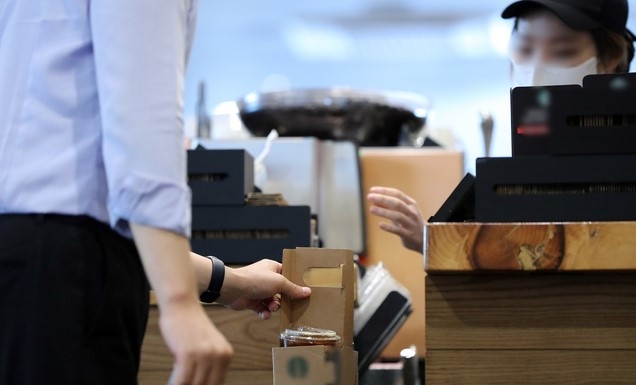 오늘부터 9시 이후 식당서 포장·배달만 가능 …취식 금지