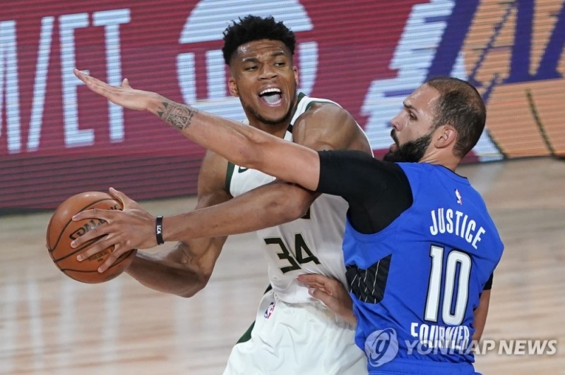 밀워키의 야니스 아데토쿤보(완쪽)