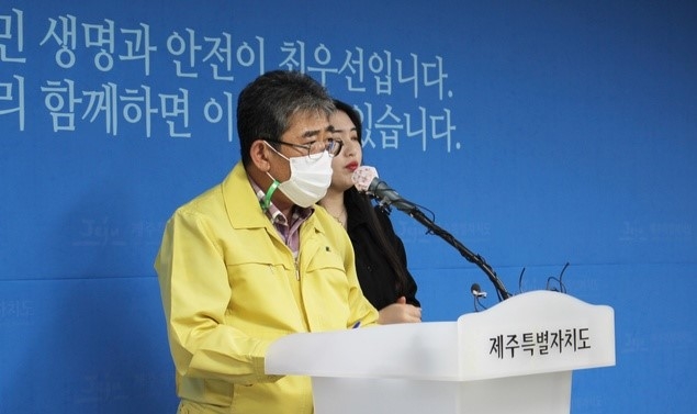지난 29일 제주지역에서 신종 코로나바이러스 감염증(코로나19) 확진자 4명이 한꺼번에 발생한 가운데 현대성 제주도 기획조정실장이 30일 오후 제주도청 기자실에서 이와 관련한 브리핑을 열고 역학조사 결과를 설명하고 있다.