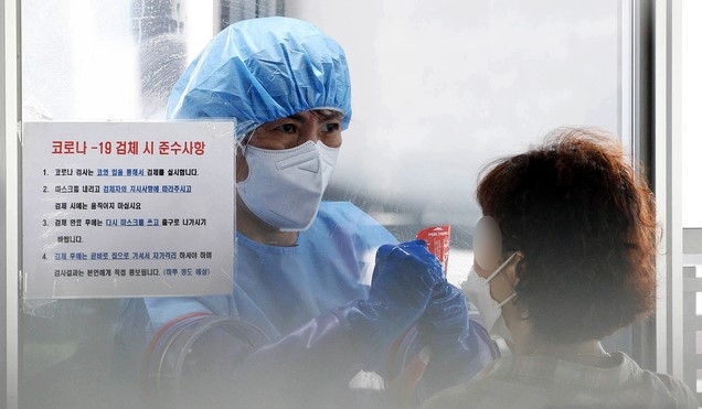 28일 광주 북구보건소 코로나19 선별진료소에서 의료진이 주민의 검체를 채취하고 있다. (사진 = 광주 북구 제공)