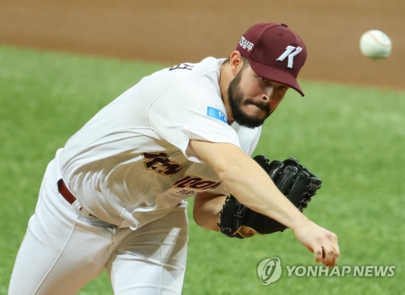 30일 서울 고척스카이돔에서 열린 2020 프로야구 삼성 라이온즈와 키움 히어로즈의 경기. 1회초 키움 선발 브리검이 역투하고 있다.