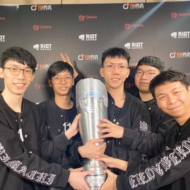 PCS 2020 서머 결승전에서 PSG 탈론을 완파하고 정상에 오른 마치 e스포츠 선수들(사진=PCS 공식 SNS 발췌).