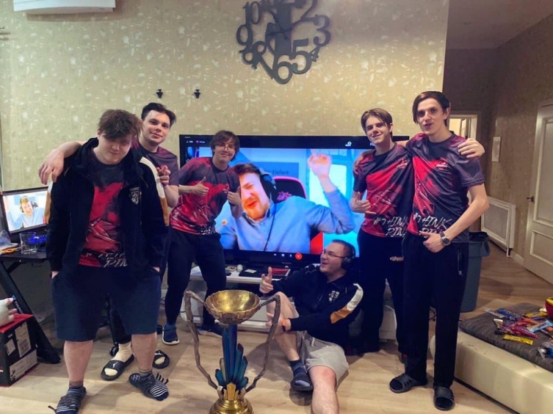 LCL 2020 서머 우승을 차지하며 2019년에 이어 2년 연속 롤드컵에 출전하는 유니콘스 오브 러브(사진=유니콘스 오브 러브 SNS 발췌).