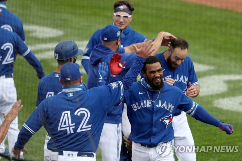 토론토 블루제이스 선수들이 승리 후 기뻐하고 있다.