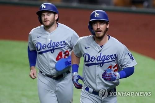 2점홈런을 날린 코디 벨린저(오른쪽)