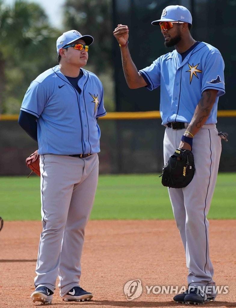 최지만과 이야기하고 있는 호세 마르티네스(오른쪽)