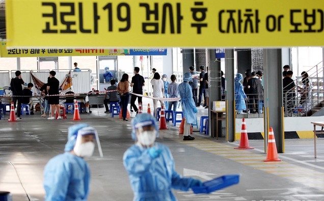 28일 광주 북구보건소 코로나19 선별진료소에서 의료진들이 주민들의 검체를 채취하고 있다. (사진 = 광주 북구 제공)