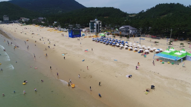 코로나시대 해수욕장이란...50만명 몰린 완도 명사십리의 묘안