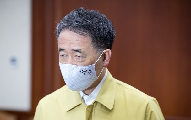 박능후 보건복지부장관이 30일 오후 서울 종로구 정부서울청사 영상회의실에서 열리는 신종 코로나바이러스 감염증(코로나19) 대응 중앙재난안전대책본부 회의에 참석하고 있다.