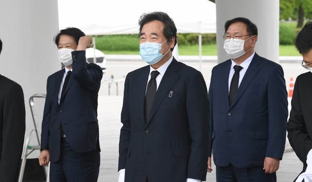 코로나19 자가격리를 마친 이낙연 더불어민주당 신임 당대표가 31일 서울 동작구 국립서울현충원을 찾아 현충탑에 참배하기 위해 이동하고 있다.