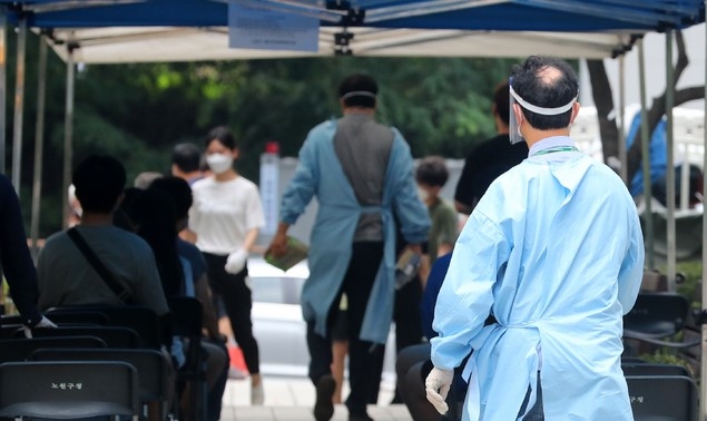 신종 코로나바이러스 감염증(코로나19) 집단 감염이 발생한 서울 노원구 빛가온교회 교인과 가족, 방문자 등이 28일 오후 서울 노원구 노원구보건소 선별진료소를 찾아 검사를 기다리고 있다.