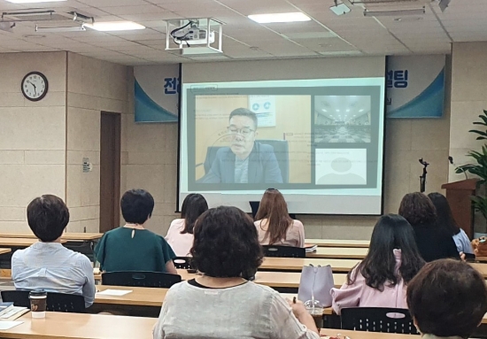 전남복지재단은 최근 전남 22개 시·군 통합사례관리사와 희망복지지원단 34명이 참석한 가운데 ‘전라남도 통합사례관리 컨설팅’을 열고, '코로나19' 확산으로 큰 어려움에 처한 취약계층들의 현재 상황과 지원방안을 공유했다/사진=전남도