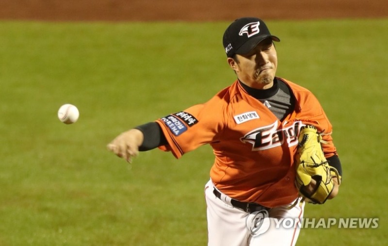 31일 대전시는 프로야구 한화 이글스의 투수 신정락이 지난 29일부터 고열ㆍ근육통ㆍ두통 증세를 보여 검사한 결과 신종 코로나바이러스 감염증(코로나19) 양성으로 판명됐다고 밝혔다.