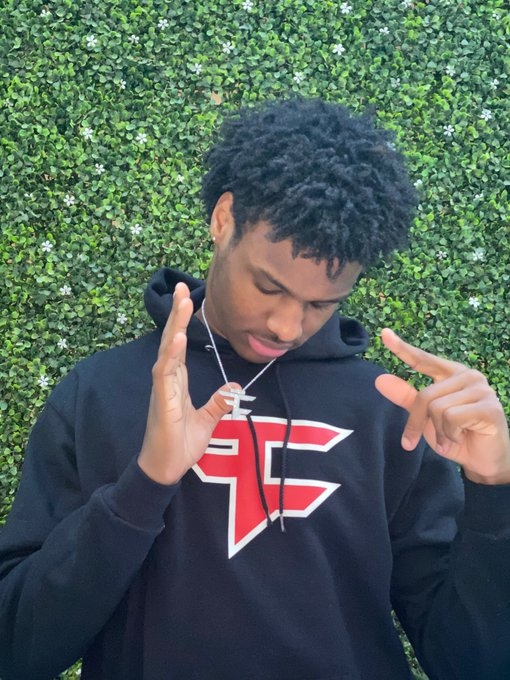 페이즈 클랜과 계약한 브로니 제임스(사진=페이즈 클랜 SNS 발췌).