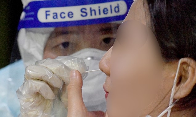 25일 오후 광주 북구 각화동 모 교회에서 교인들이 코로나19 검사를 받고 있다. 방역당국은 광화문 집회 참석 뒤 전날 확진 판정을 받은 60대 여성이 지난 16일과 19일 이 교회에서 3차례 예배를 본 것으로 확인, 직·간접 접촉자로 분류된 교인 모두를 검사한다.