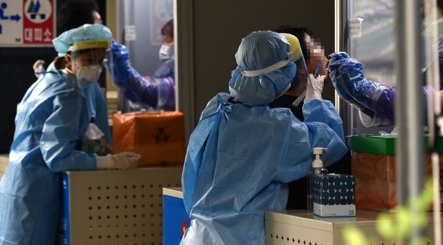 대구지역 신종 코로나바이러스 감염증(코로나19) 확진자가 급증하고 있는 31일 오전 대구 동구 검사동 동구보건소에 마련된 코로나19 선별진료소에서 의료진이 검체 채취를 하고 있다.