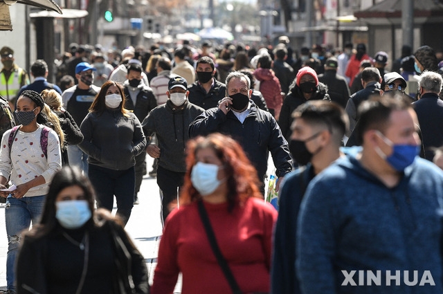 칠레 산티아고 시민들이 도심 거리를 마스크를 쓴 채 걸어가고 있다. 칠레의 코로나19 확진자수는 지난 달 25일 40만명을 돌파했으며 31일에는 41만1726명 이 되었다