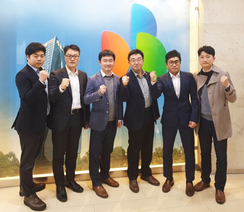 (사진=DB손해보험) 금상을 수상한 'SmarT-UBI팀'이 기념촬영을 하고 있다.