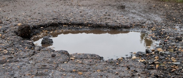 사진: 폭우로 인한 도로의 포트홀