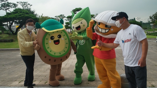 보성 특산품 캐릭터 왼쪽부터 김철우 보성군수,키위몬,녹차몬,꼬막몬/사진=보성군