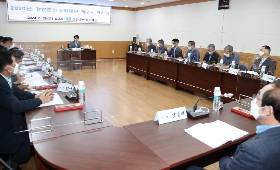 강진군민장학재단(이사장 이승옥)은 지난 28일 강진군청 2층 소회의실에서 이사장 등 재단 임원들이 참여한 가운데 2020년 제2차 이사회를 개최했다. 이에 앞서 강진군민장학재단 오선옥 사무국장이 200만 원의 장학금을 기탁했다/사진=강진군