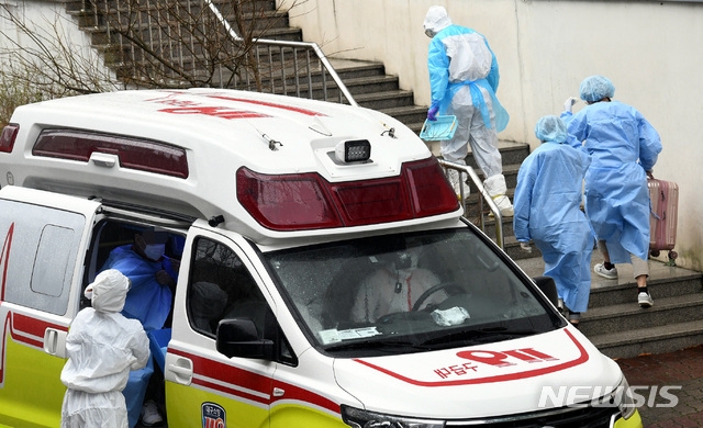 신종 코로나 바이러스 감염증(코로나19) 확진자를 119구급차량을 이용해 감염병 전문병원으로 이송하고 있다.