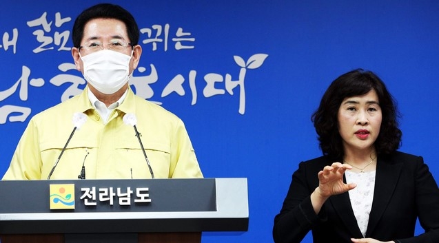 김영록 전남도지사가 8일 오후 전남 무안군 전남도청에서 신종 코로나바이러스 감염증(코로나19) 확진자 발생에 대해 브리핑을 하고 있다. (사진=전남도청 제공).