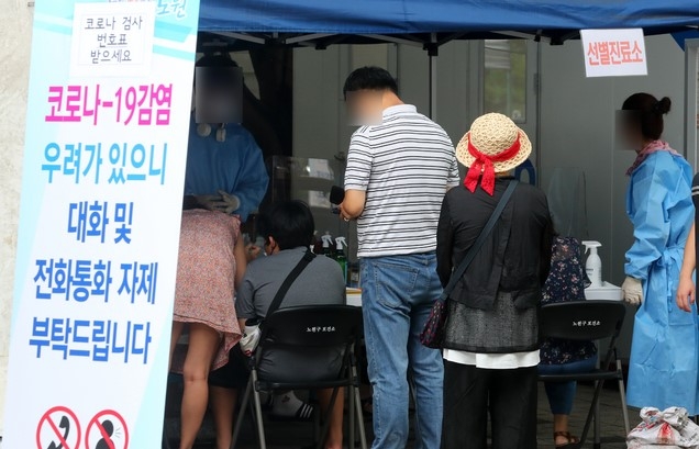 서울 노원 빛가온교회 신종 코로나바이러스 감염증(코로나19) 집단 감염 사실이 알려진 28일 오후 서울 노원구 노원구보건소 선별진료소를 찾은 시민들이 검사를 기다리고 있다.