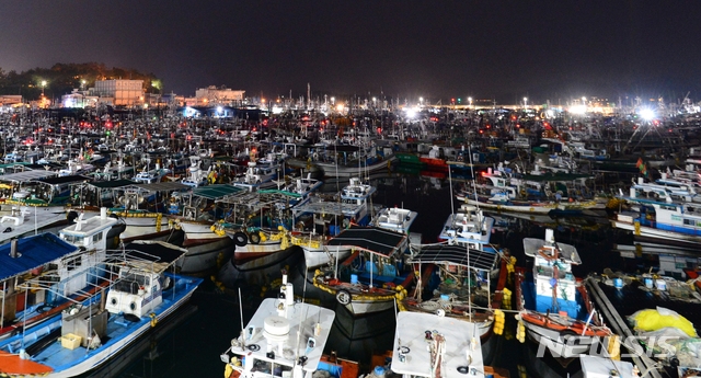 제9호 태풍 '마이삭'(MAYSAK)이 북상 중인 지난 1일 오후 경남 사천시 삼천포항에는 피항 온 중·소형 어선들로 북적이고 있다.