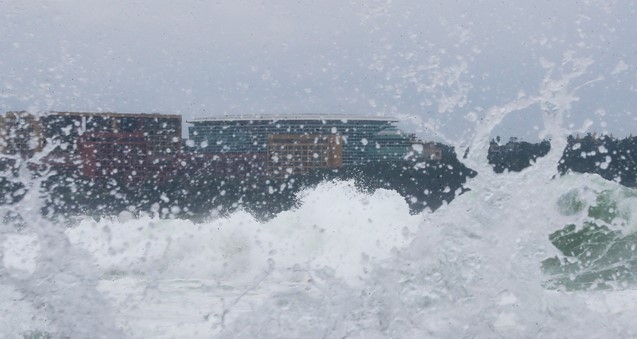 제9호 태풍 '마이삭'이 북상 중인 1일 제주 서귀포시 예래동 앞바다에 큰 파도가 몰아치고 있다. 기상청은 이날 늦은 밤 제주도남쪽먼바다를 시작으로 오는 3일까지 전국이 태풍의 영향권에 들것으로 예상하고 있다.